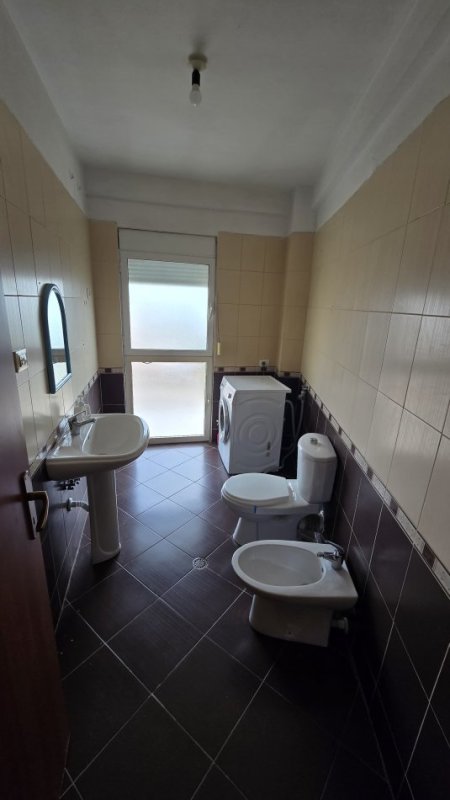 Tirane, jap me qera apartament 2+1+Ballkon Kati 6, 110 m² 450 € (Rruga Kongresi Manastirit)
