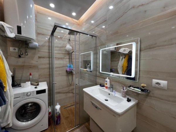 Tirane, jepet me qera apartament 1+1 Kati 3, 75 m² 850 € (KOMUNA E PARISIT)