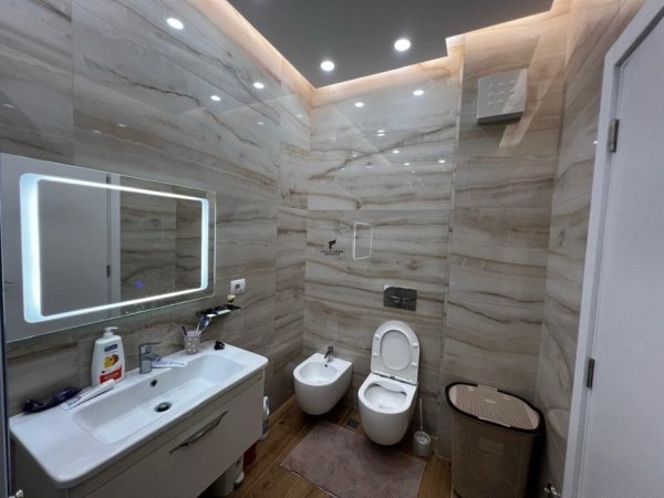 Tirane, jepet me qera apartament 1+1 Kati 3, 75 m² 850 € (KOMUNA E PARISIT)