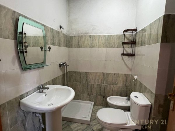 Tirane, jepet me qera apartament 3+1 Kati 5, 120 m² 600 € (Pazari i Ri)