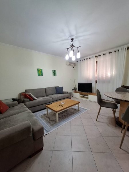 Tirane, jepet me qera apartament 2+1 , 82 m² 660 € (ali demi)