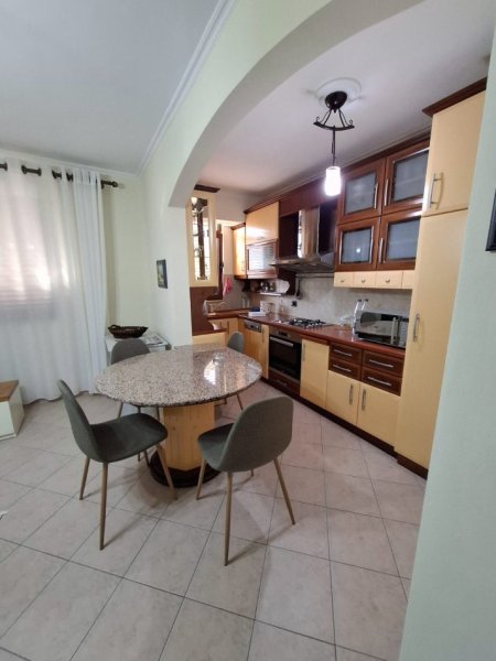 Tirane, jepet me qera apartament 2+1 , 82 m² 660 € (ali demi)