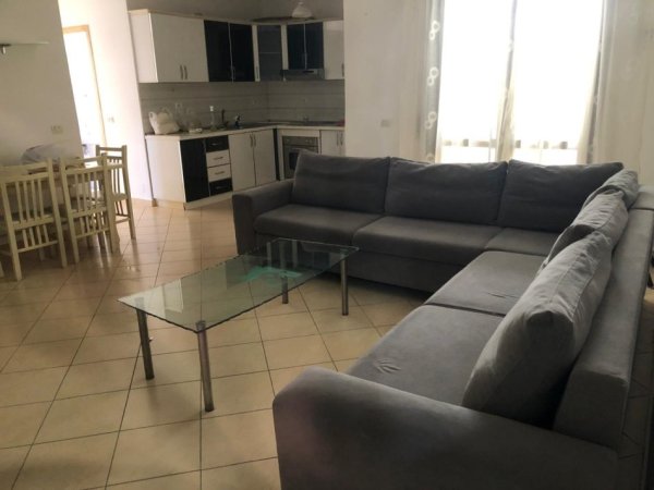 Tirane, jepet me qera apartament 2+1+Ballkon Kati 2, 100 m² 500 € (selita e vjeter)