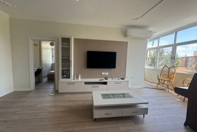 Tirane, jepet me qera apartament 3+1+Ballkon Kati 4, 100 m² 1.000 € (BULEVARDI BAJRAM CURRI)