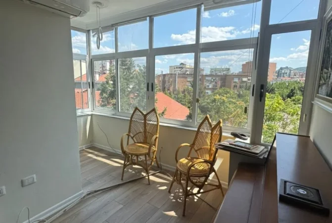 Tirane, jepet me qera apartament 3+1+Ballkon Kati 4, 100 m² 1.000 € (BULEVARDI BAJRAM CURRI)