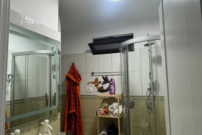 Tirane, jepet me qera apartament 3+1+Ballkon Kati 4, 100 m² 1.000 € (BULEVARDI BAJRAM CURRI)