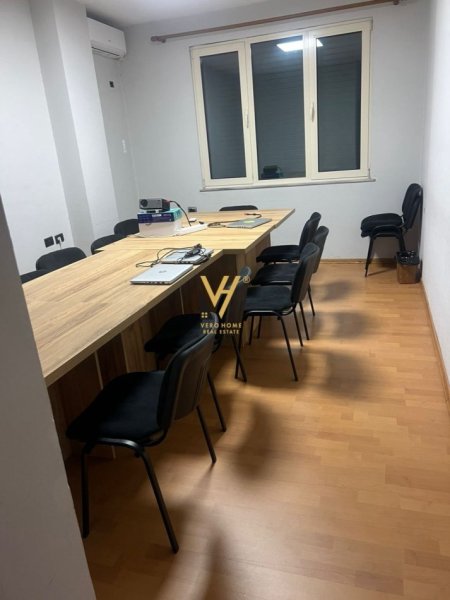 Tirane, jepet me qera ambjent biznesi Kati 4, 160 m² 1.000 € (BULEVARDI “ZOGU I PARË”)