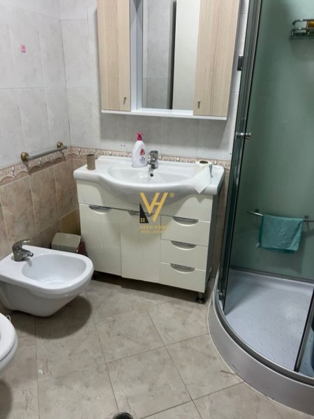 Tirane, jepet me qera ambjent biznesi Kati 4, 160 m² 1.000 € (BULEVARDI “ZOGU I PARË”)