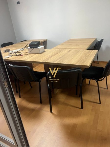 Tirane, jepet me qera ambjent biznesi Kati 4, 160 m² 1.000 € (BULEVARDI “ZOGU I PARË”)