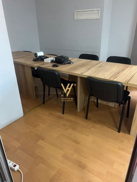 Tirane, jepet me qera ambjent biznesi Kati 4, 160 m² 1.000 € (BULEVARDI “ZOGU I PARË”)