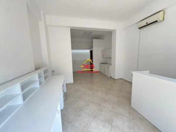 Vlore, jepet me qera ambjent biznesi Kati 0, 40 m² 200 € (Rruga Sulejman Delvina)