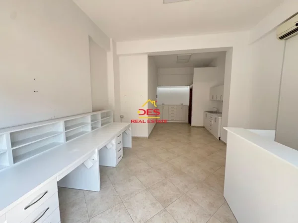Vlore, jepet me qera ambjent biznesi Kati 0, 40 m² 200 € (Rruga Sulejman Delvina)