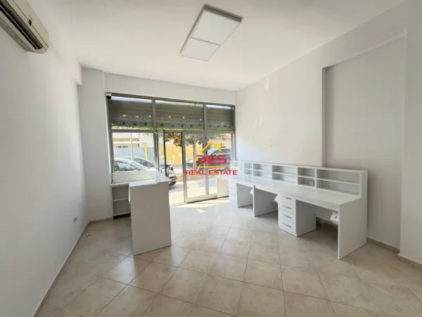 Vlore, jepet me qera ambjent biznesi Kati 0, 40 m² 200 € (Rruga Sulejman Delvina)