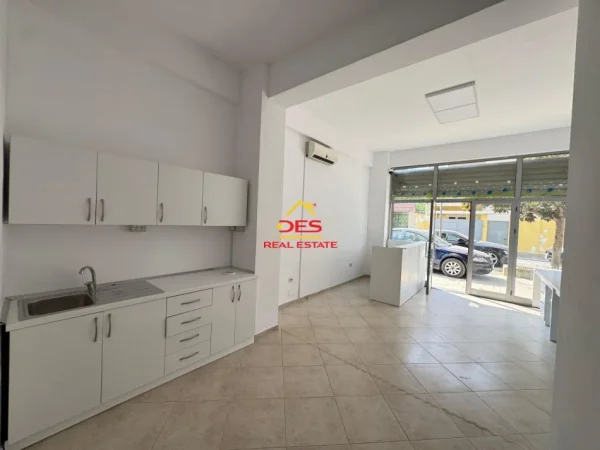 Vlore, jepet me qera ambjent biznesi Kati 0, 40 m² 200 € (Rruga Sulejman Delvina)