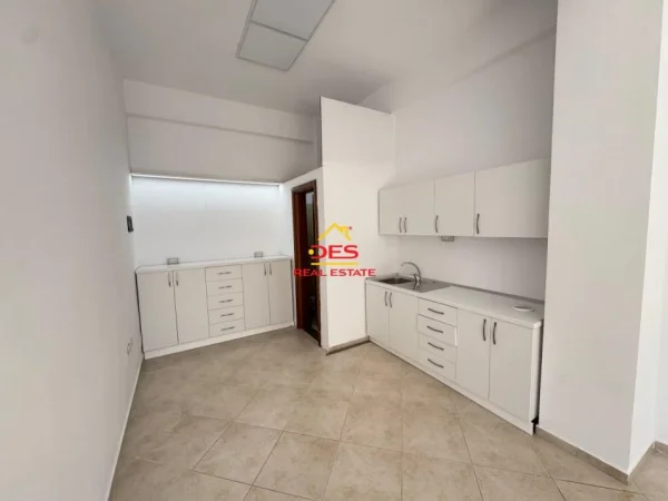 Vlore, jepet me qera ambjent biznesi Kati 0, 40 m² 200 € (Rruga Sulejman Delvina)