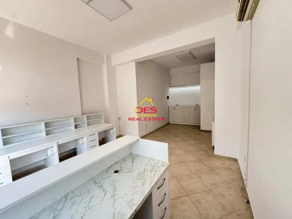 Vlore, jepet me qera ambjent biznesi Kati 0, 40 m² 200 € (Rruga Sulejman Delvina)