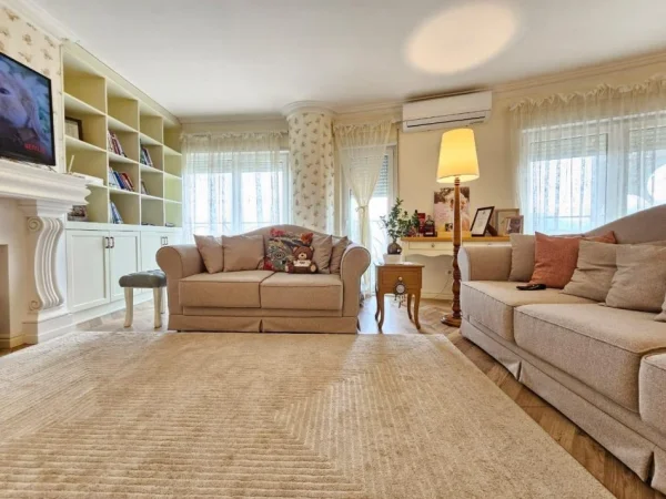 Tirane, shitet apartament 3+1 , 126 m² 