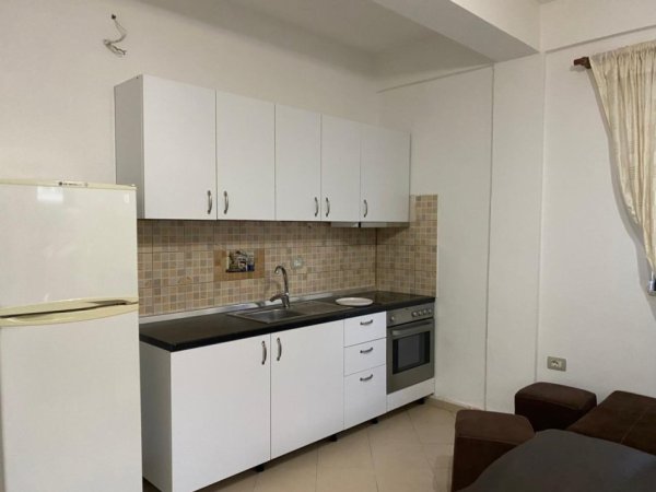 Tirane, jepet me qera apartament 1+1 Kati 0, 48 m² 300 € (ne rrugen 5 Maji Tirane.)