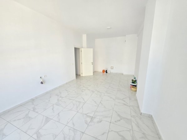 Tirane, jepet me qera apartament 3+1+Ballkon Kati 3, 111 m² 900 € (QEMAL BUTKA)