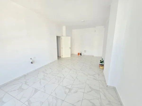 Tirane, jepet me qera apartament 3+1+Ballkon Kati 3, 111 m² 900 € (QEMAL BUTKA)