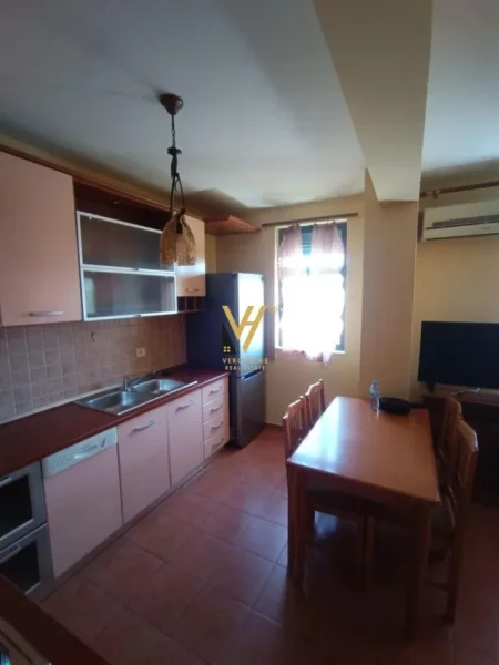 Tirane, jepet me qera apartament 1+1+Ballkon Kati 6, 70 m² 550 € (ISH PARKU)