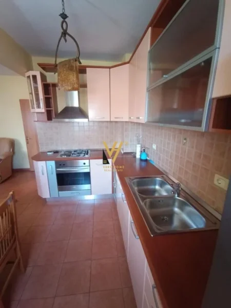 Tirane, jepet me qera apartament 1+1+Ballkon Kati 6, 70 m² 550 € (ISH PARKU)