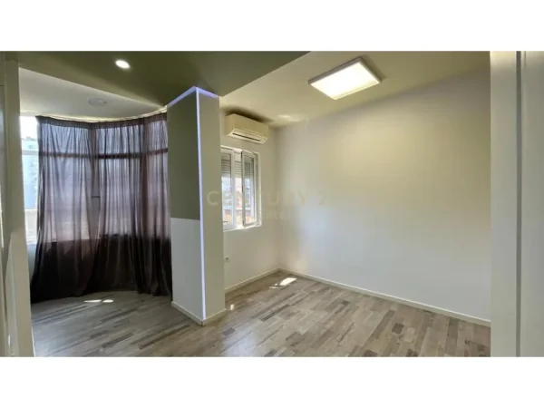 Tirane, jepet me qera zyre Kati 4, 110 m² 1.450 € (Sheshi Willson)