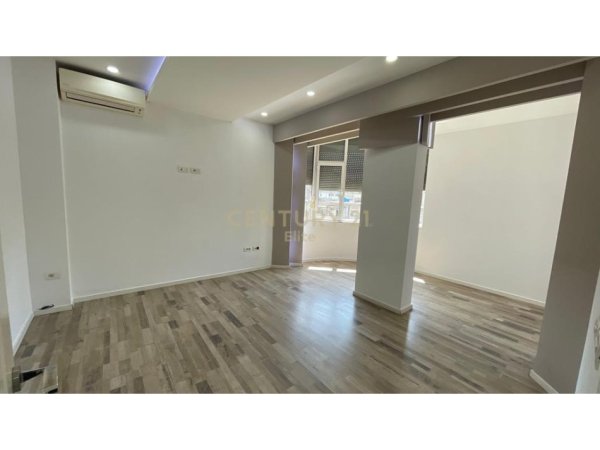 Tirane, jepet me qera zyre Kati 4, 110 m² 1.450 € (Sheshi Willson)