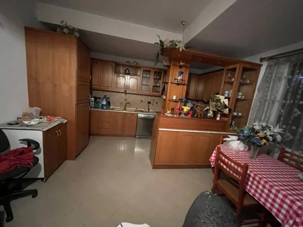 Tirane, jepet me qera apartament 2+1+Ballkon Kati 3, 130 m² 410 € (AFER CORMEUM)