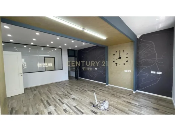 Tirane, jepet me qera zyre Kati 4, 110 m² 1.450 € (Sheshi Wilson)