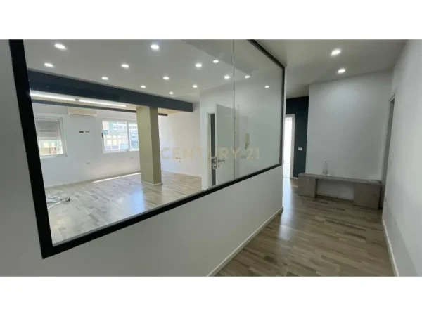 Tirane, jepet me qera zyre Kati 4, 110 m² 1.450 € (Sheshi Wilson)