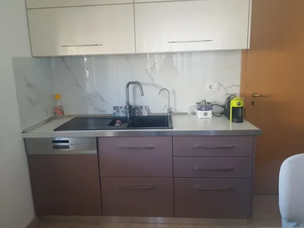 Tirane, shes apartament 2+1+Ballkon Kati 6, 99 m² 150.000 € (RR MARTIN CAMAJ)