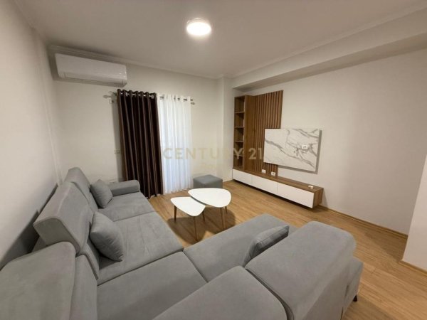 Tirane, jepet me qera apartament 2+1 Kati 4, 131 m² 900 € (Zogu i Zi)