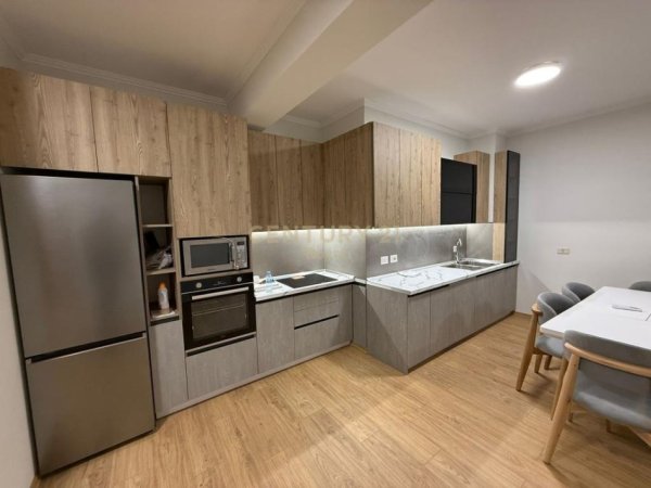 Tirane, jepet me qera apartament 2+1 Kati 4, 131 m² 900 € (Zogu i Zi)
