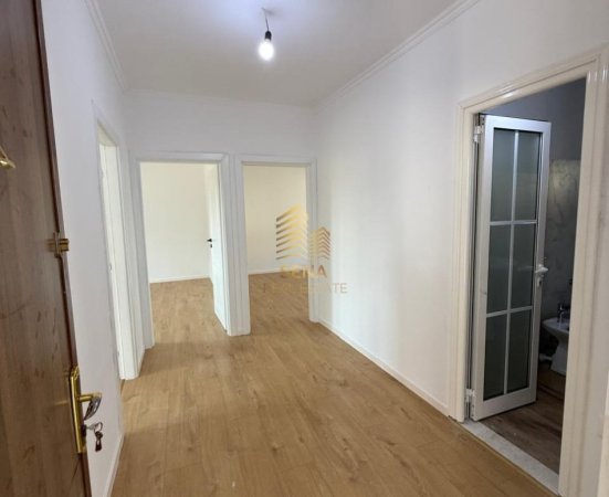 Tirane, shitet apartament 2+1+Ballkon Kati 2, 72 m² 122.000 € (Rruga Ali Demi)