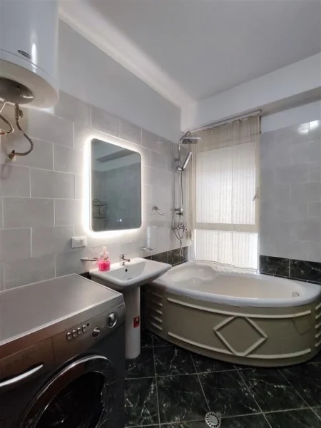 Tirane, jepet me qera apartament 2+1+Ballkon Kati 3, 80 m² 800 € (perball delijorgjit)