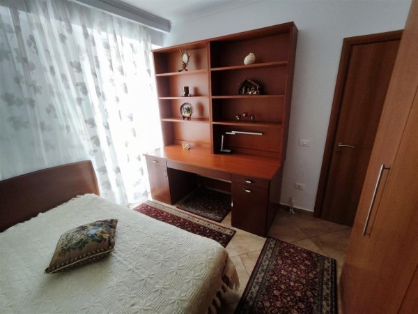 Tirane, jepet me qera apartament 2+1+Ballkon Kati 3, 80 m² 800 € (perball delijorgjit)