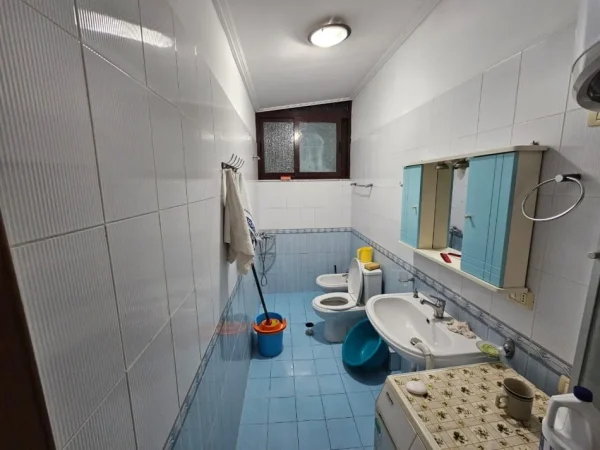 Tirane, jepet me qera apartament 2+1+Ballkon Kati 3, 90 m² 560 € (njesia nr 2)