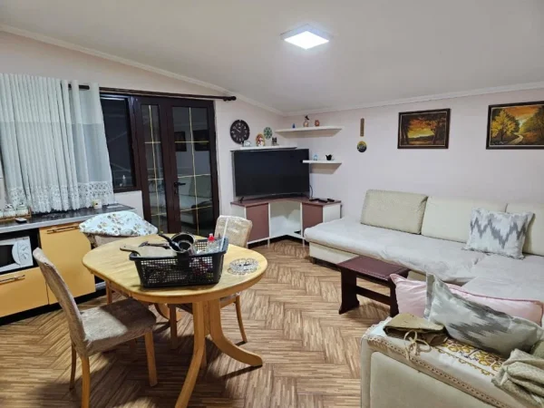 Tirane, jepet me qera apartament 2+1+Ballkon Kati 3, 90 m² 560 € (njesia nr 2)