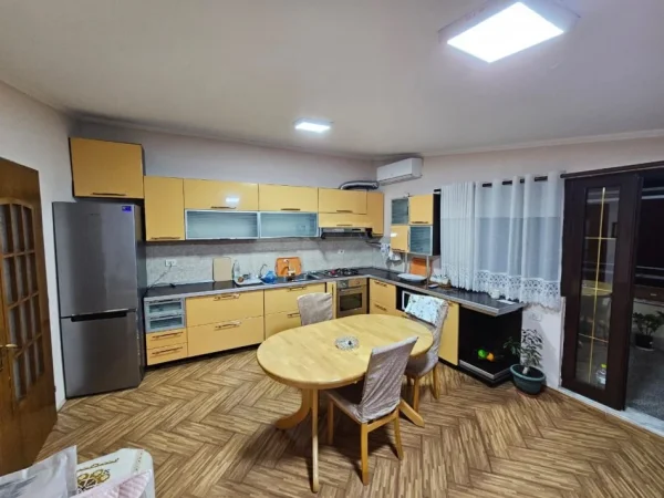 Tirane, jepet me qera apartament 2+1+Ballkon Kati 3, 90 m² 560 € (njesia nr 2)