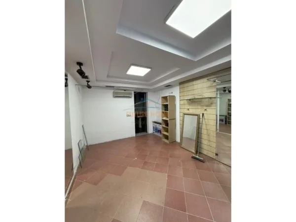 0683487469 Tirane, jepet me qera ambjent biznesi Kati 0, 25 m² 450 € (Bulevardi Bajram Curri)