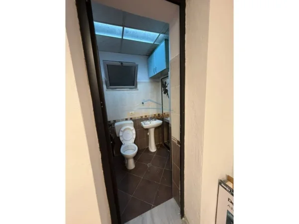 0683487469 Tirane, jepet me qera ambjent biznesi Kati 0, 25 m² 450 € (Bulevardi Bajram Curri)