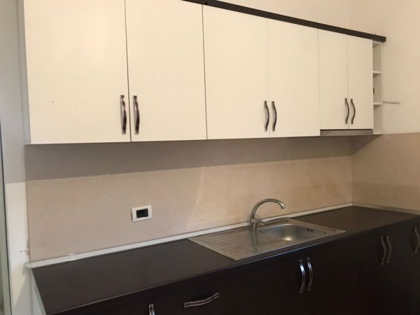 Tirane, jepet me qera apartament 1+1+Ballkon Kati 1, 52 m² 300 € (Rrugen Mine Peza Tirane.)
