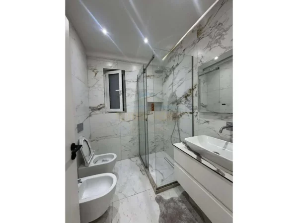 Tirane, jepet me qera apartament 2+1 Kati 2, 120 m² 800 € (Kodra Diellit)   UNA54363