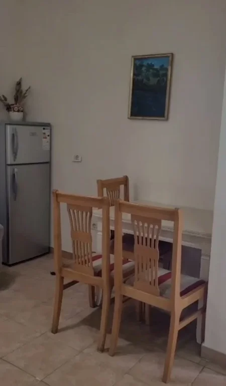 Tirane, jepet me qera apartament 2+1+Ballkon Kati 1, 85 m² 410 € (afer grandit)