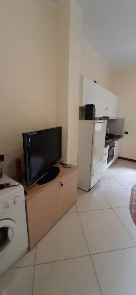 Tirane, jepet me qera vetem 1 dhome 1+1 Kati 3, 30 m² 300 € (kinostudio)