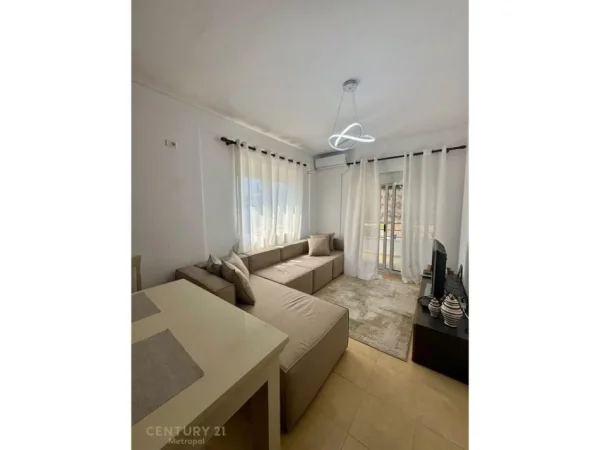 Tirane, jepet me qera apartament 2+1 , 600 € 