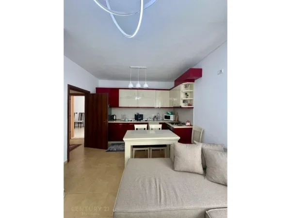 Tirane, jepet me qera apartament 2+1 , 600 € 