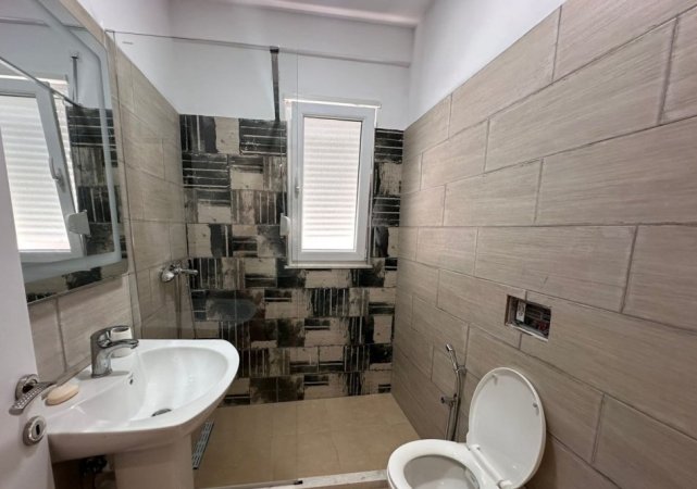Tirane, jepet me qera apartament 1+1+Ballkon Kati 3, 70 m² 550 € (SELITE)
