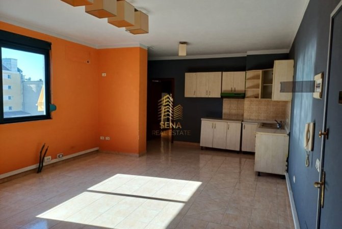 Tirane, jepet me qera apartament 2+1+Ballkon Kati 7, 80 m² 500 € (Rruga Vllazën Huta)
